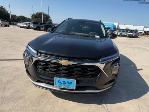 Used 2025 Chevrolet Trax LT FWD image 3