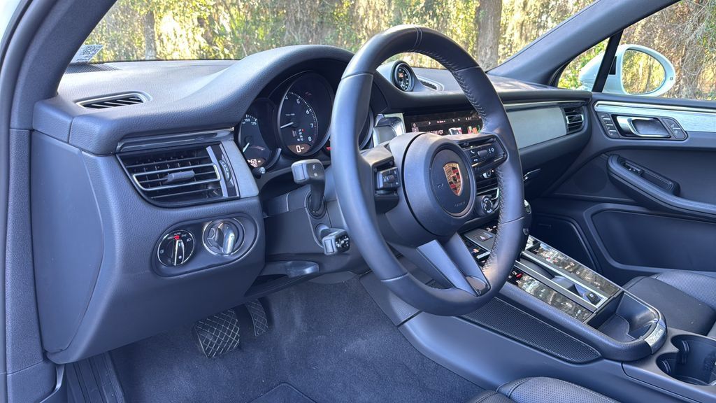 Certified 2026 Porsche Macan AWD/4WD image 4