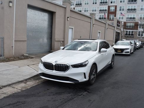 Used 2024 BMW i5 eDrive40i RWD image 2