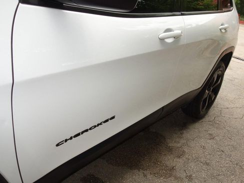 Used 2018 Jeep Cherokee Latitude w/ Altitude Package AWD/4WD image 9