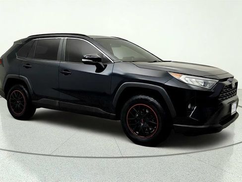 Used 2019 Toyota RAV4 XLE AWD/4WD image 3