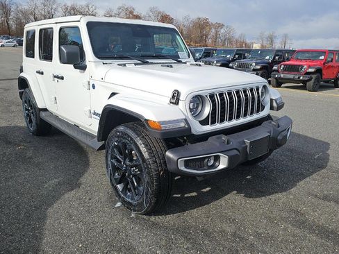 Used 2025 Jeep Wrangler Unlimited Sahara image 2