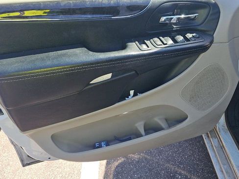 Used 2015 Chrysler Town & Country Touring image 9