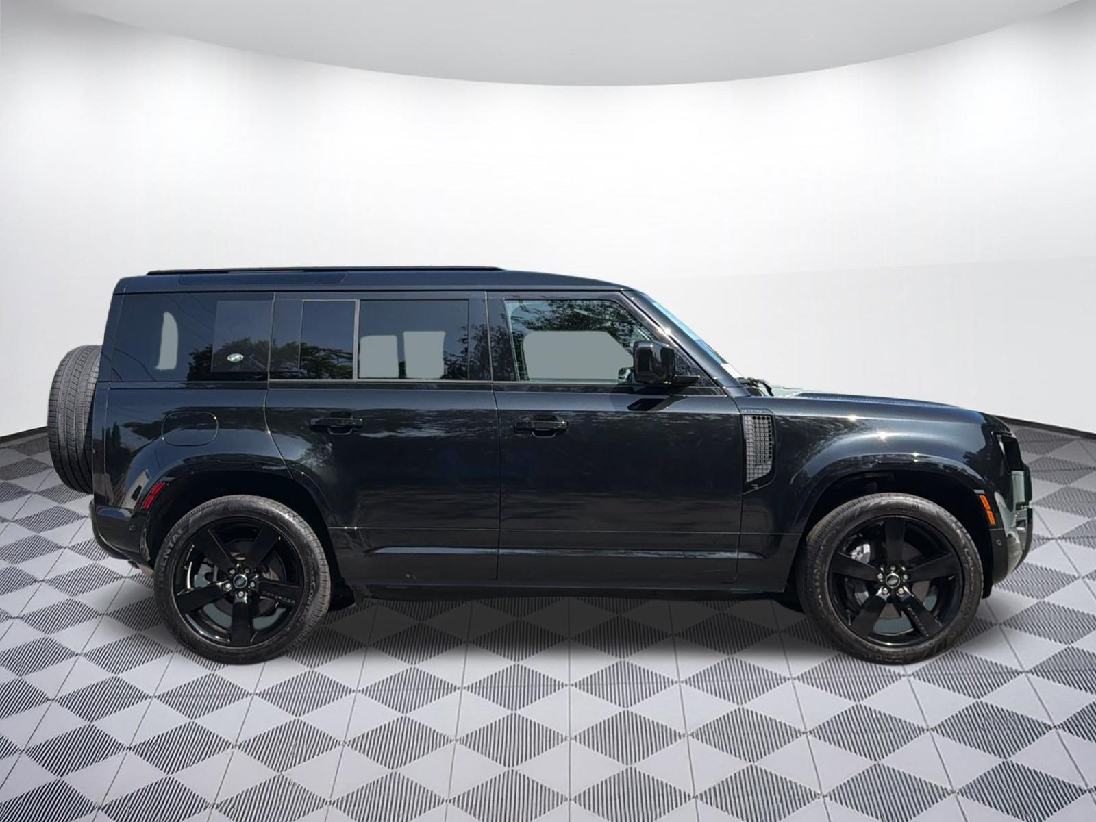 Used 2024 Land Rover Defender 110 X-Dynamic SE AWD/4WD image 7