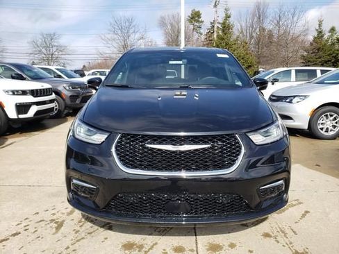 New 2026 Chrysler Pacifica Limited w/ Uconnect Theater Family Group AWD/4WD image 2