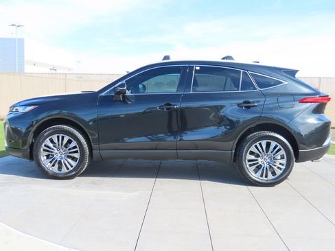 Used 2024 Toyota Venza XLE image 8