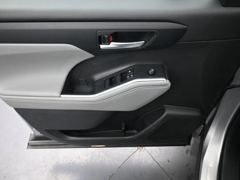 Used 2023 Toyota Highlander XLE image 28