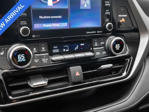 Used 2021 Toyota Highlander XLE AWD/4WD image 20