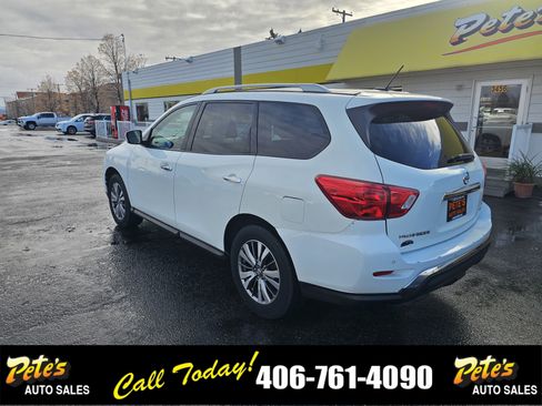Used 2018 Nissan Pathfinder SV image 2