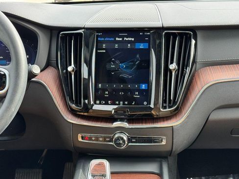 Certified 2023 Volvo XC60 B6 Ultimate w/ Climate Package image 14