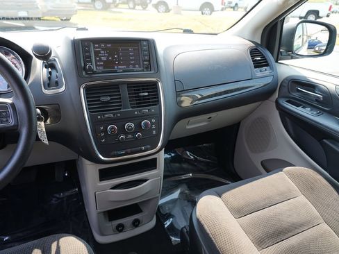 Used 2018 Dodge Grand Caravan SE w/ UConnect Hands-Free Group FWD image 19