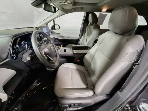 Certified 2025 Toyota Sienna XLE FWD image 18