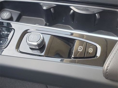 Certified 2025 Volvo XC60 T8 Plus w/ Protection Package Premier image 28