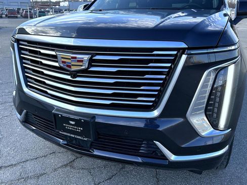 Certified 2025 Cadillac Escalade ESV Premium Luxury Platinum image 9