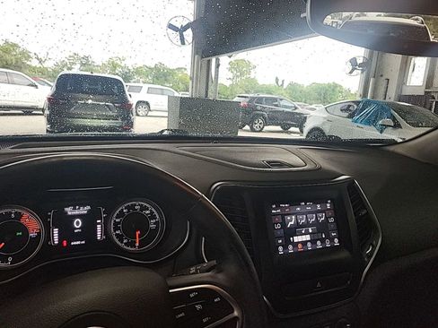 Used 2019 Jeep Cherokee Latitude Plus w/ Comfort/Convenience Group AWD/4WD image 14