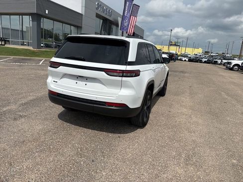 Used 2023 Jeep Grand Cherokee Altitude AWD/4WD image 18
