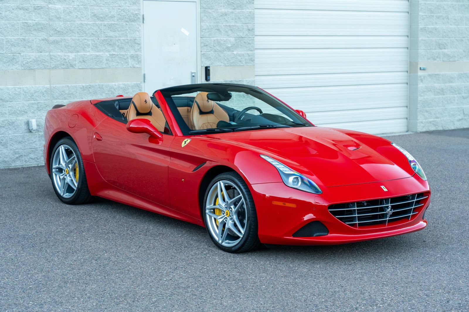 Used 2015 Ferrari California T RWD image 2
