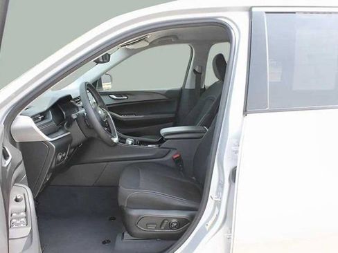 Used 2023 Jeep Grand Cherokee Laredo image 29