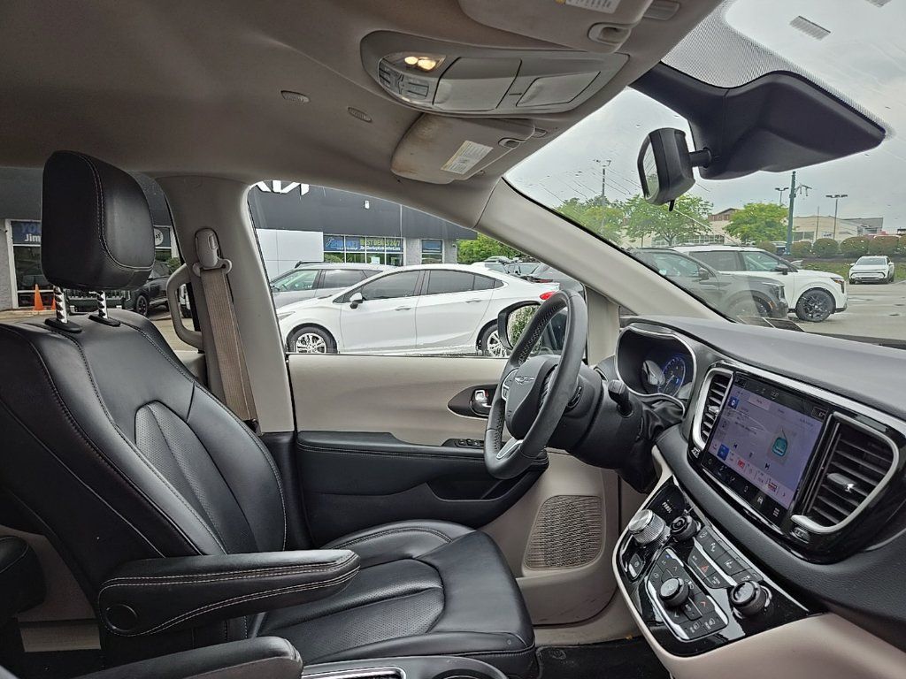 Used 2023 Chrysler Pacifica Touring-L FWD image 34