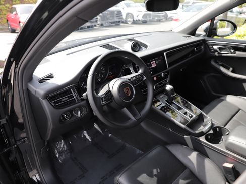 Used 2025 Porsche Macan AWD/4WD image 19