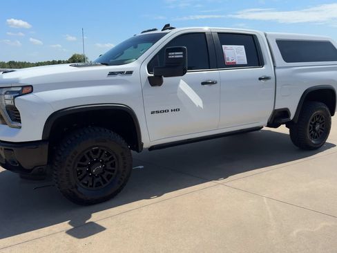 Used 2025 Chevrolet Silverado 2500 ZR2 w/ Technology Package AWD/4WD image 5