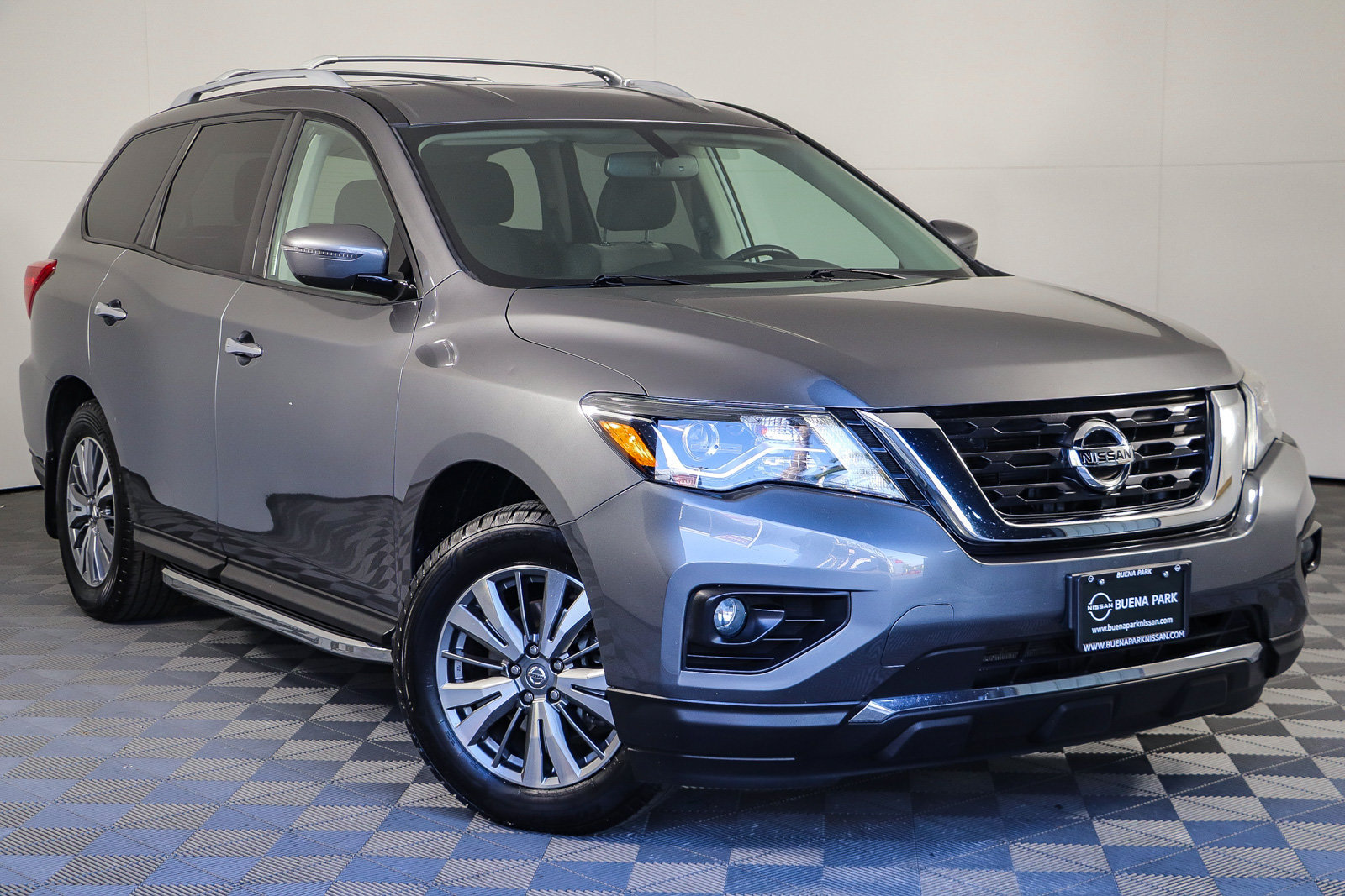 Used 2020 Nissan Pathfinder SV FWD image 1