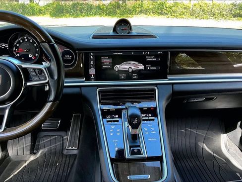 Used 2017 Porsche Panamera 4S image 9