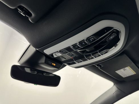 Certified 2025 Porsche Macan AWD/4WD image 31