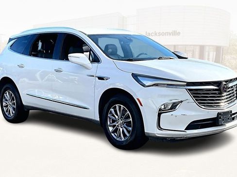 Used 2023 Buick Enclave Essence image 3