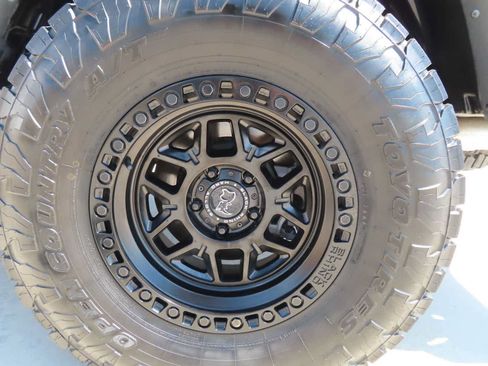 Used 2023 Jeep Gladiator Sport AWD/4WD image 6