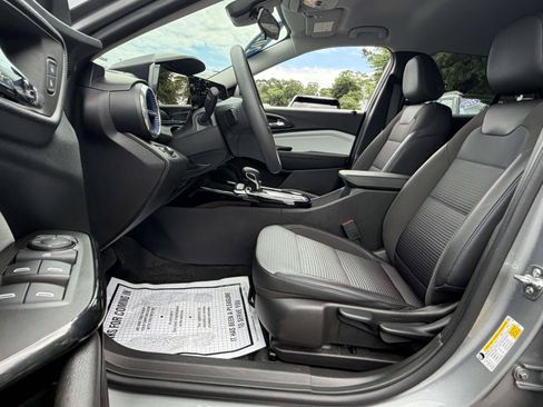 Certified 2025 Chevrolet Trax LT FWD image 8
