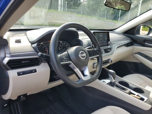 Used 2025 Nissan Altima 2.5 SV FWD image 14