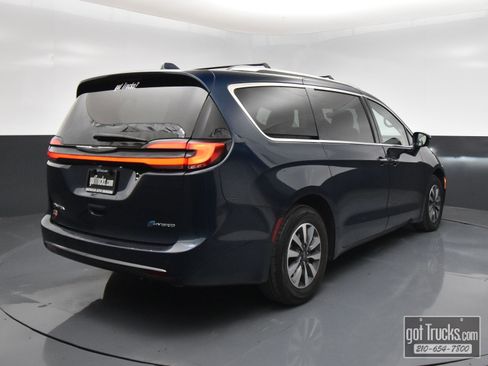 Used 2021 Chrysler Pacifica Touring-L FWD image 43