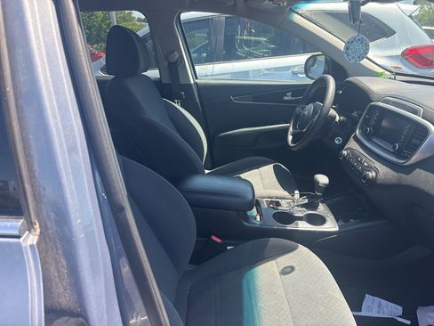 Used 2020 Kia Sorento FWD V6 image 2