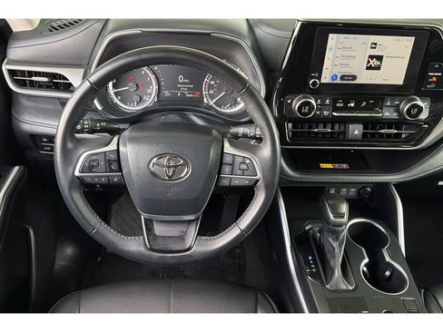 Certified 2025 Toyota Highlander XLE FWD image 16