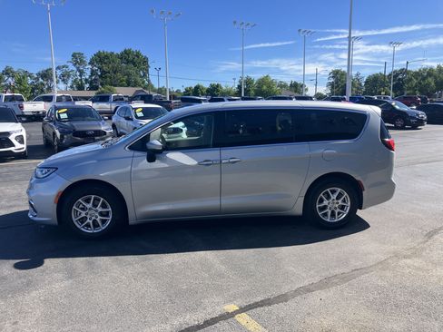 Used 2023 Chrysler Pacifica Touring-L FWD image 4