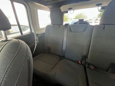 Used 2025 Jeep Wrangler Sahara image 39