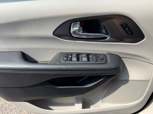 Used 2023 Chrysler Pacifica Touring-L FWD image 19