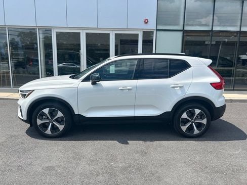 Certified 2025 Volvo XC40 B5 Plus AWD/4WD image 2