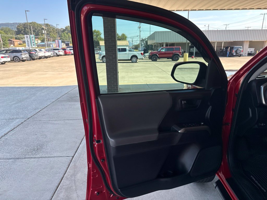Used 2018 Toyota Tacoma SR5 RWD image 13