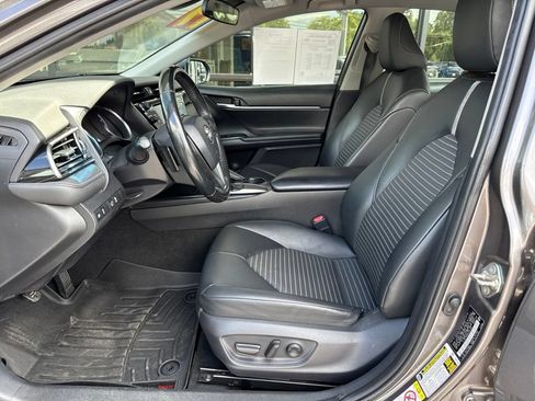 Used 2019 Toyota Camry SE FWD image 18