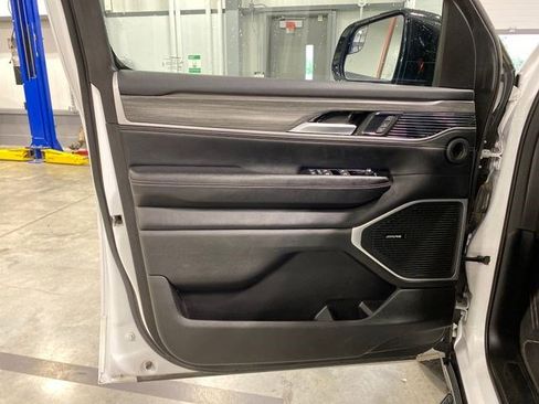 Used 2024 Jeep Wagoneer Series III AWD/4WD image 11