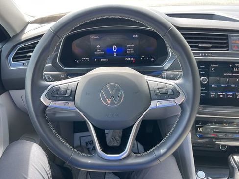 Used 2024 Volkswagen Tiguan SE w/ Panoramic Sunroof Package image 20