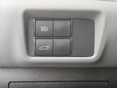 Used 2021 Toyota Highlander LE AWD/4WD image 17