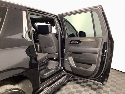 Used 2025 Chevrolet Suburban High Country image 32