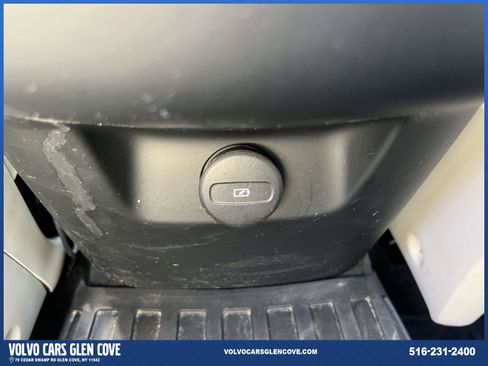 Used 2021 Volvo XC60 T5 Momentum w/ Climate Package image 11