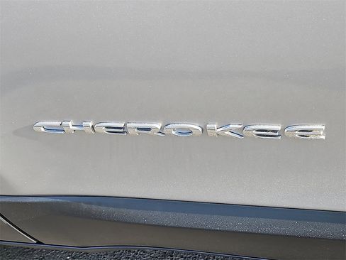 Used 2020 Jeep Cherokee Latitude image 14