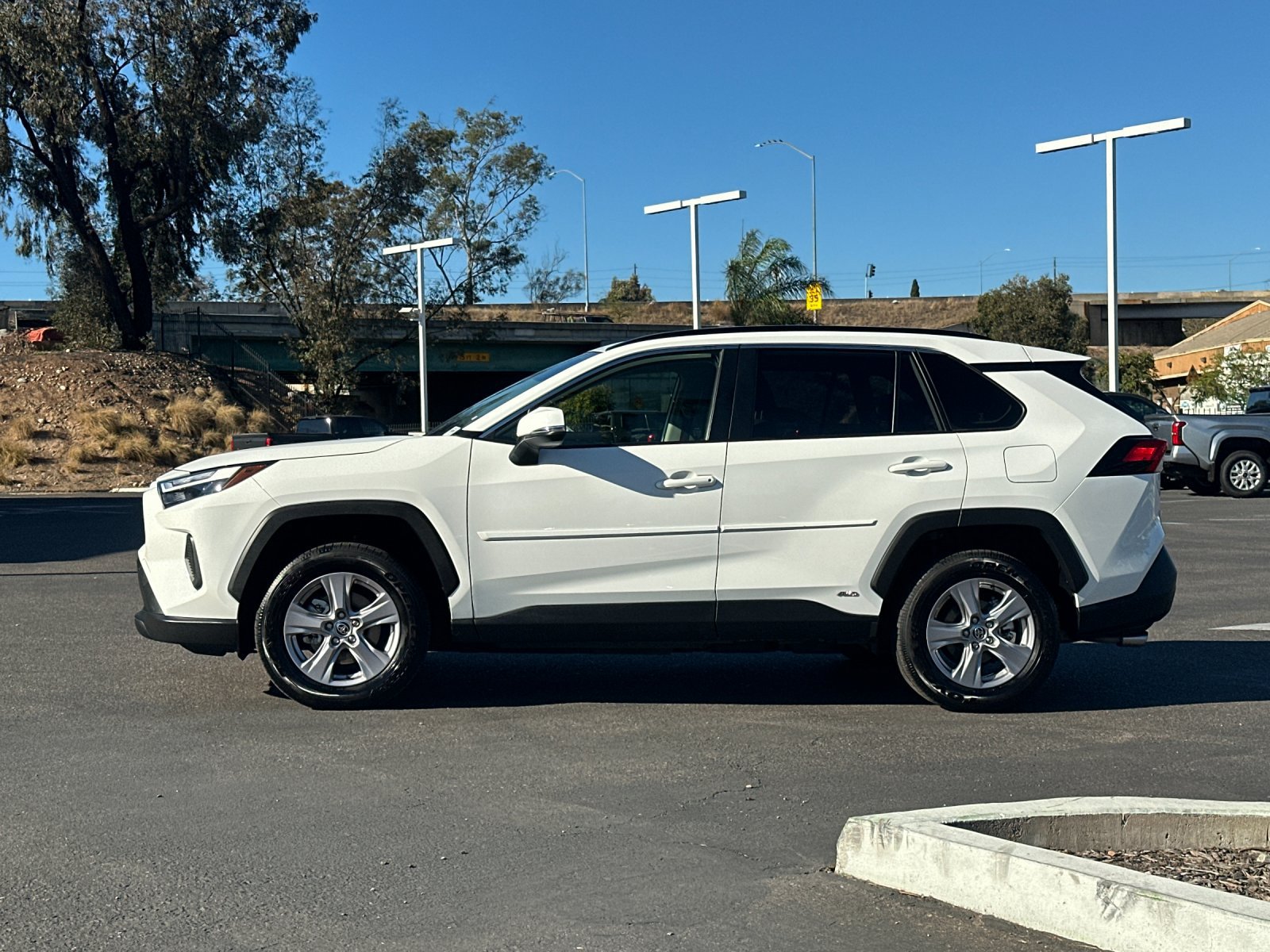Used 2025 Toyota RAV4 XLE AWD/4WD image 2