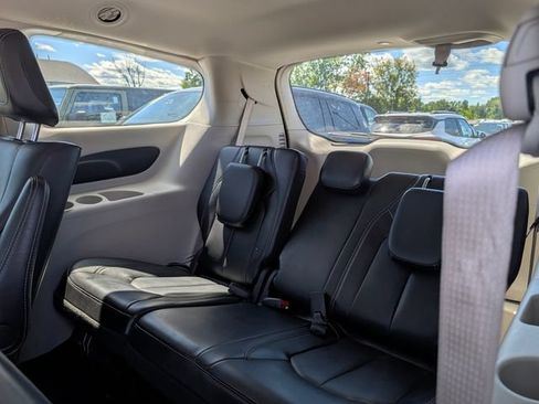 Used 2024 Chrysler Pacifica Limited FWD image 16
