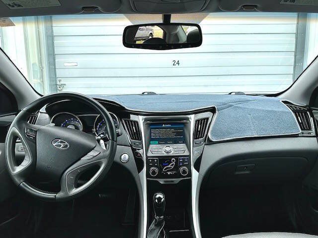 Used 2013 Hyundai Sonata Limited w/ Premium Pkg FWD image 12